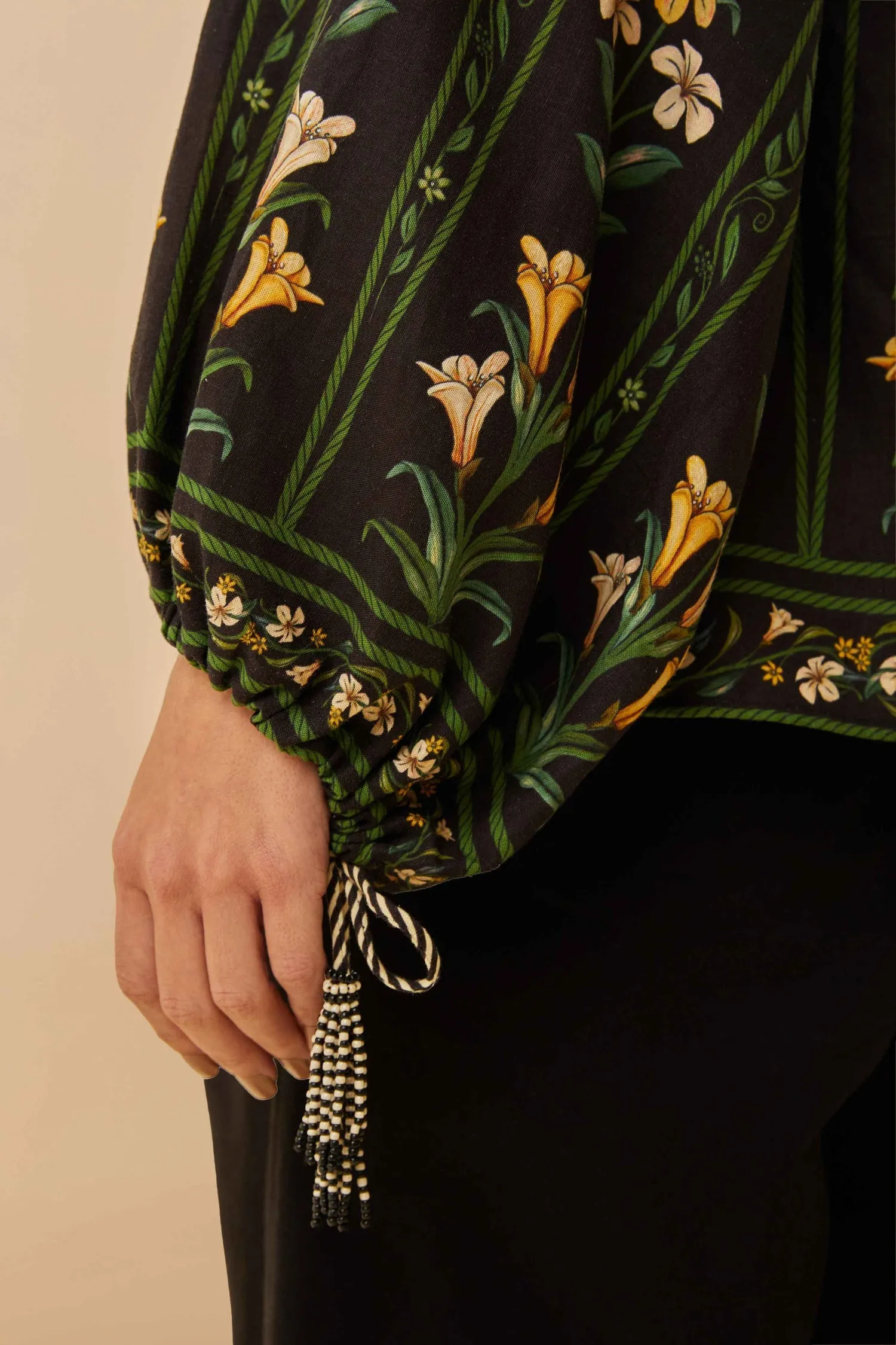 Bl 337183 Flowers-Arch-Black